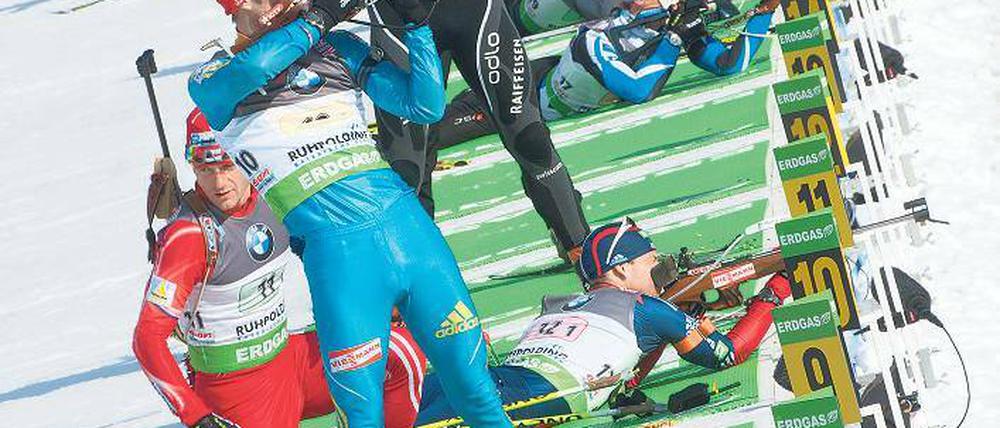 Gewusel am Schießstand. Bei der Männer-Staffel herrscht in Ruhpolding reger Betrieb.  