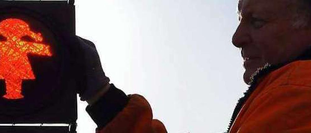 Geflochtene Zöpfe, wehender Rock: Die Ampelfrau "im Dienst".