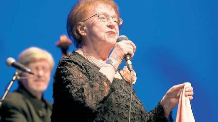 Legendäre Stimme. Die Jazzsängerin Ruth Hohmann begeisterte das Publikum der Frauentagsfeier im Nikolaisaal am Donnerstagabend. Begleitet wurde die 81-Jährige von den Herren des Jazz Collegiums Berlin.