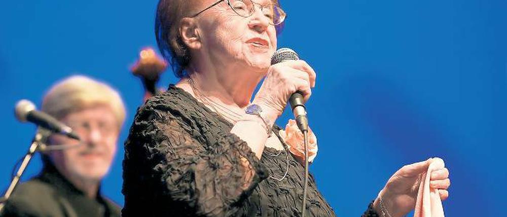 Legendäre Stimme. Die Jazzsängerin Ruth Hohmann begeisterte das Publikum der Frauentagsfeier im Nikolaisaal am Donnerstagabend. Begleitet wurde die 81-Jährige von den Herren des Jazz Collegiums Berlin.