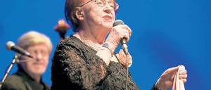 Legendäre Stimme. Die Jazzsängerin Ruth Hohmann begeisterte das Publikum der Frauentagsfeier im Nikolaisaal am Donnerstagabend. Begleitet wurde die 81-Jährige von den Herren des Jazz Collegiums Berlin.
