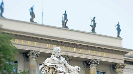 Acht Leihgaben aus Potsdam. Die Attika-Figuren stehen seit 1966 auf dem Dach der Humboldt-Uni in Berlin. Finanzminister Markov will sie nun zurück.