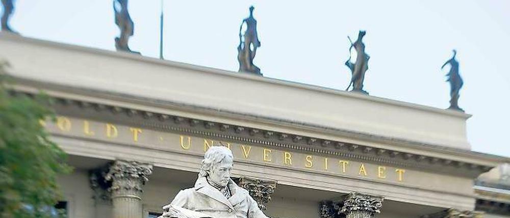Acht Leihgaben aus Potsdam. Die Attika-Figuren stehen seit 1966 auf dem Dach der Humboldt-Uni in Berlin. Finanzminister Markov will sie nun zurück.
