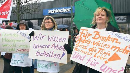 Schlecker–Mitarbeiterinnen demonstrieren gegen drohenden Jobverlust.