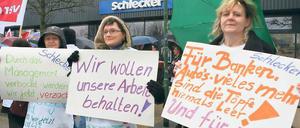 Schlecker–Mitarbeiterinnen demonstrieren gegen drohenden Jobverlust.