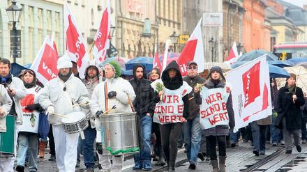 Werbetrommel für mehr Geld. Rund 500 Mitarbeiter der Stadtverwaltung beteiligten sich am Donnerstag an einem Warnstreik, zu dem die Gewerkschaft Verdi aufgerufen hatte. Die Demonstranten zogen am Vormittag durch die Innenstadt.