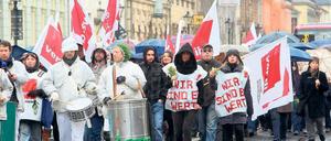 Werbetrommel für mehr Geld. Rund 500 Mitarbeiter der Stadtverwaltung beteiligten sich am Donnerstag an einem Warnstreik, zu dem die Gewerkschaft Verdi aufgerufen hatte. Die Demonstranten zogen am Vormittag durch die Innenstadt.
