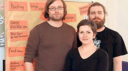 Unter Beschuss. Kulturreferentin Claudia Fortunato, Öffentlichkeits-Referent Daniel Sittler (r.) und der Referent für Hochschulpolitik Steffen Brumme vom AStA der Uni Potsdam.