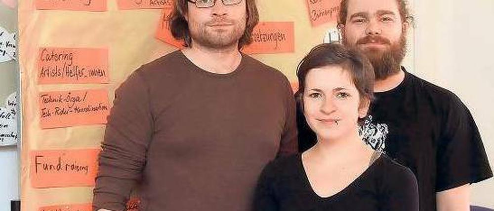 Unter Beschuss. Kulturreferentin Claudia Fortunato, Öffentlichkeits-Referent Daniel Sittler (r.) und der Referent für Hochschulpolitik Steffen Brumme vom AStA der Uni Potsdam.