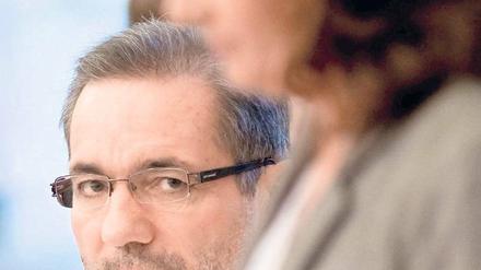 Gegner. Regierungs- und SPD-Chef Matthias Platzeck liegt in Umfragen weit vor Oppositionsführerin und CDU-Chefin Saskia Ludwig (v.). Beide liefern sich zunehmend heftige, teils persönliche Auseinandersetzungen im Landtag.