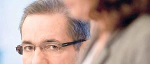 Gegner. Regierungs- und SPD-Chef Matthias Platzeck liegt in Umfragen weit vor Oppositionsführerin und CDU-Chefin Saskia Ludwig (v.). Beide liefern sich zunehmend heftige, teils persönliche Auseinandersetzungen im Landtag.