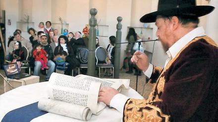„Gott hat uns gerettet.“ Nachum Presman, Rabbiner der Synagogengemeinde, verlas beim Purim-Fest im Kutschstall das Buch Esther. Kommt der Name des bösen Haman vor, dürfen die Kinder Krach machen.