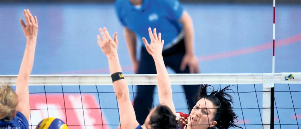 Heimsieg. Hier punktet SC-Kapitän Patricia Grohmann (r.) gegen Aachen.