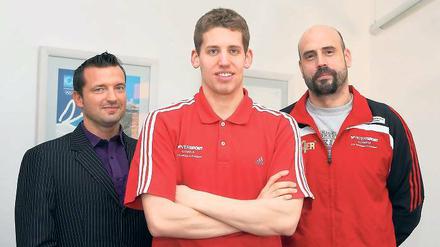 Schwimmt nun für Potsdam. Yannick Lebherz, hier mit Trainer Jörg Hoffmann (r.) und Abteilungschef Michael Prenz (l.).