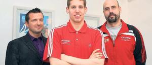 Schwimmt nun für Potsdam. Yannick Lebherz, hier mit Trainer Jörg Hoffmann (r.) und Abteilungschef Michael Prenz (l.).