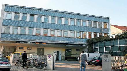 Zeugnis der Nachkriegsmoderne. Als eines der wenigen erhaltenen Gebäude aus DDR-Zeiten steht die Babelsberger Post unter Denkmalschutz. Das Landesdenkmalamt setzte 2009 sowohl das fliesengeschmückte Verwaltungsgebäude als auch die Schalterhalle, rechts im Bild, auf die Denkmalliste.