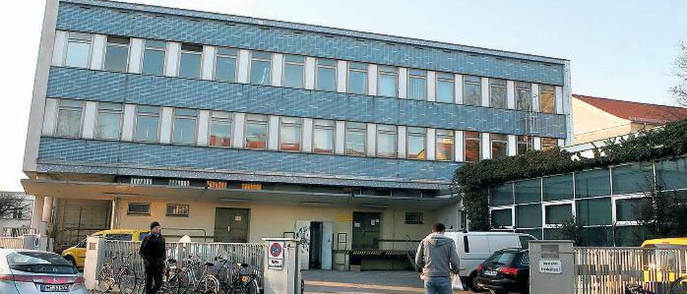 Zeugnis der Nachkriegsmoderne. Als eines der wenigen erhaltenen Gebäude aus DDR-Zeiten steht die Babelsberger Post unter Denkmalschutz. Das Landesdenkmalamt setzte 2009 sowohl das fliesengeschmückte Verwaltungsgebäude als auch die Schalterhalle, rechts im Bild, auf die Denkmalliste.