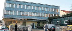Zeugnis der Nachkriegsmoderne. Als eines der wenigen erhaltenen Gebäude aus DDR-Zeiten steht die Babelsberger Post unter Denkmalschutz. Das Landesdenkmalamt setzte 2009 sowohl das fliesengeschmückte Verwaltungsgebäude als auch die Schalterhalle, rechts im Bild, auf die Denkmalliste.