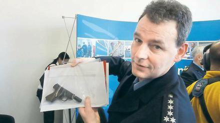 Einsatzleiter: Frank Güldner, hier mit Tatwaffe, leitete den Führungsstab.
