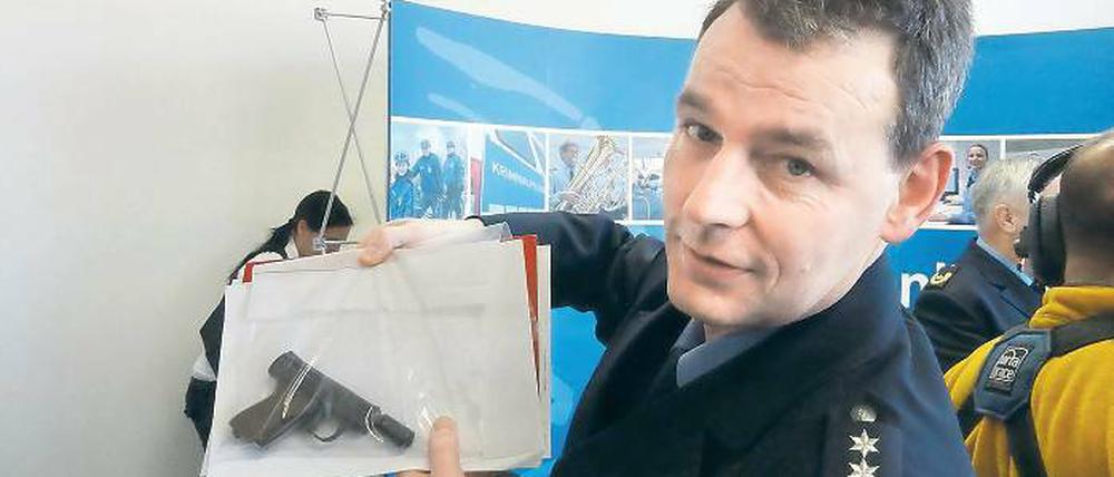 Einsatzleiter: Frank Güldner, hier mit Tatwaffe, leitete den Führungsstab.