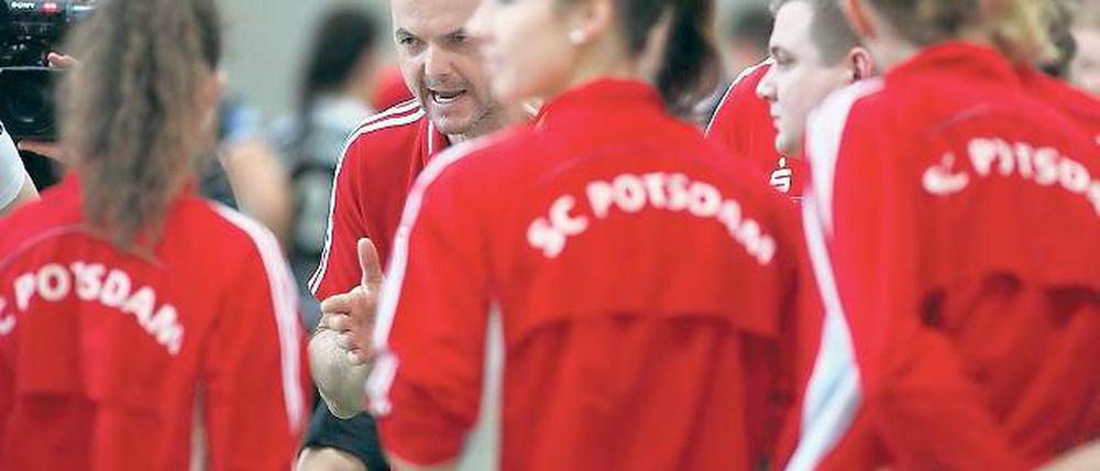 Klare Ansage. Volker Knedel, Co-Trainer der Bundesliga-Volleyballerinnen des SC Potsdam, erwartet im morgigen Spiel gegen Aachen einen Heimsieg.