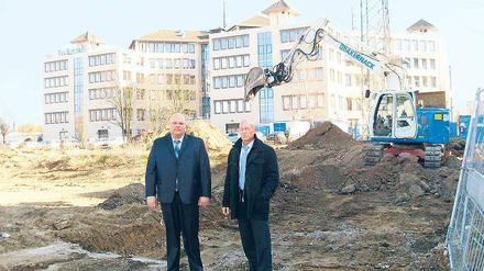 Baustart: Filialleiter Andre Rzonca (l.) und Vertriebsleiter Thorsten Müller.