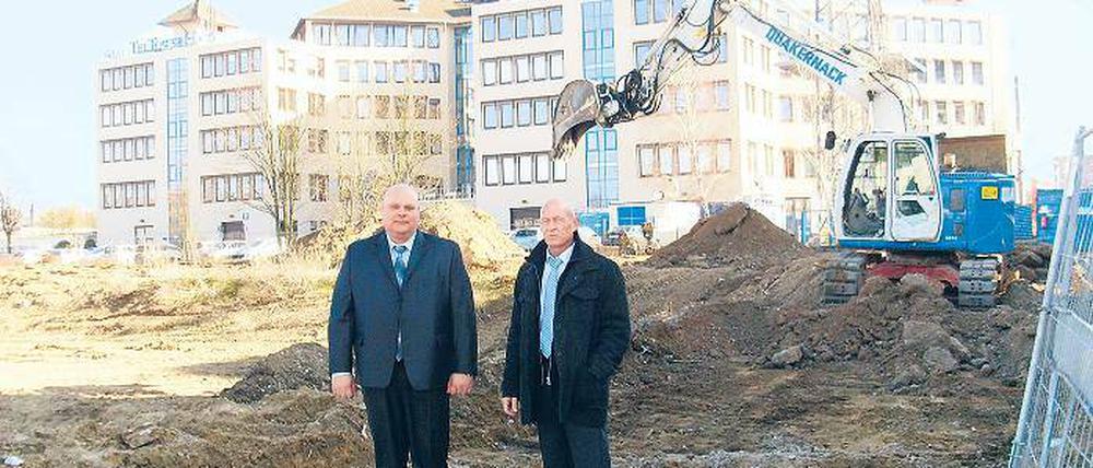 Baustart: Filialleiter Andre Rzonca (l.) und Vertriebsleiter Thorsten Müller.