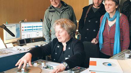 Analogie fürs 21. Jahrhundert. Tontechnikerin Claudia Schildewitz zeigte den Besuchern des Deutschen Rundfunkarchivs, wie sie Tonbänder des DDR-Rundfunks digitalisiert und zum Server in Frankfurt am Main sendet.