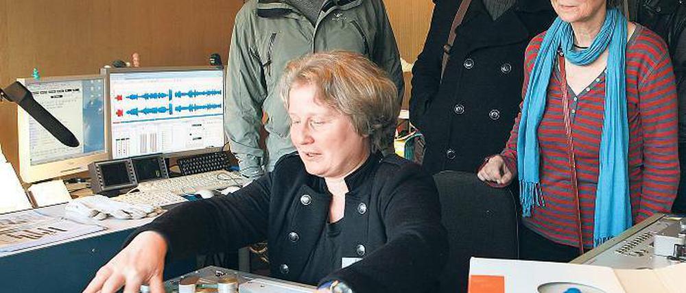 Analogie fürs 21. Jahrhundert. Tontechnikerin Claudia Schildewitz zeigte den Besuchern des Deutschen Rundfunkarchivs, wie sie Tonbänder des DDR-Rundfunks digitalisiert und zum Server in Frankfurt am Main sendet.