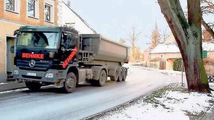 Unruhe im Ort: Mit einer Unterschriftenaktion wehren sich die Phöbener gegen die Laster-Flut im Ort – bisher ohne Erfolg.