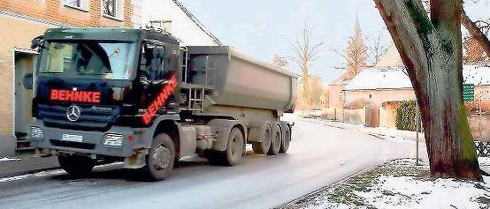 Unruhe im Ort: Mit einer Unterschriftenaktion wehren sich die Phöbener gegen die Laster-Flut im Ort – bisher ohne Erfolg.