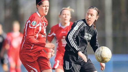 Im Zweikampf. Potsdams Inka Wesely (links) und Giustina Ronzetti.