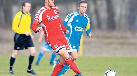 Durchgesetzt. Martin Neubert (Mitte) gegen Enrico Hinzer (MSV).