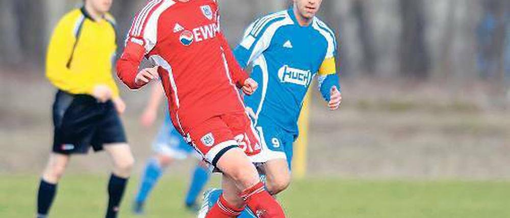 Durchgesetzt. Martin Neubert (Mitte) gegen Enrico Hinzer (MSV).