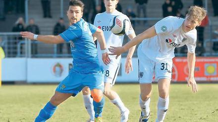 Wieder dabei. Nach halbjähriger Verletzungspause absolvierte Mittelfeldspieler Christian Groß (Mitte) – hier mit Selim Aydemir (links) und Nicolas Hebisch – sein erstes Spiel.