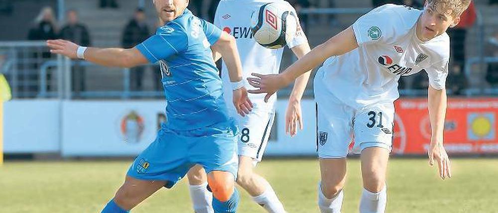 Wieder dabei. Nach halbjähriger Verletzungspause absolvierte Mittelfeldspieler Christian Groß (Mitte) – hier mit Selim Aydemir (links) und Nicolas Hebisch – sein erstes Spiel.