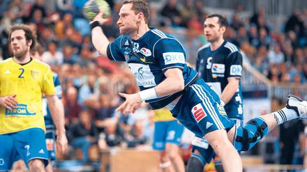 Die Luft wird dünner. Nach einer weiteren Niederlage steht der 1. VfL Potsdam – hier Stephan Mellack beim Angriff – erneut am Tabellenende der 2. Handball-Bundesliga.