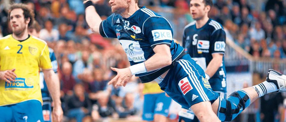 Die Luft wird dünner. Nach einer weiteren Niederlage steht der 1. VfL Potsdam – hier Stephan Mellack beim Angriff – erneut am Tabellenende der 2. Handball-Bundesliga.