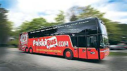 Kampfpreis. Zur BER-Eröffnung rollen rote Busse aus Polen an.