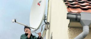 Damit der Bildschirm nicht schwarz wird. Fernsehtechniker Detlef Behrendt ist derzeit täglich in Potsdam im Einsatz, um analoge Satellitenanlagen umzurüsten. Wer wissen will, ob man in neue Empfangstechnik investieren muss, sollte auf Regen warten.