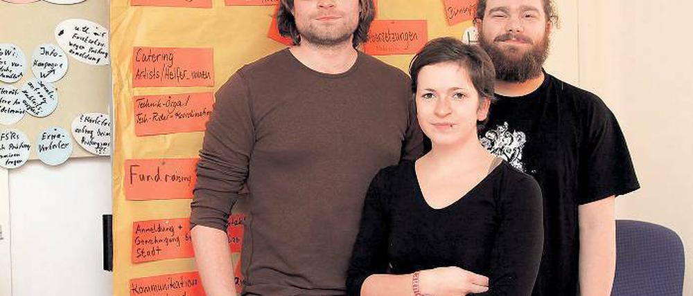 Keine hierarchischen Strukturen. Kulturreferentin Claudia Fortunato vom AStA der Uni Potsdam und Öffentlichkeits-Referent Daniel Sittler (r.) sowie der Experte für Hochschulpolitik Steffen Brumme (l.).