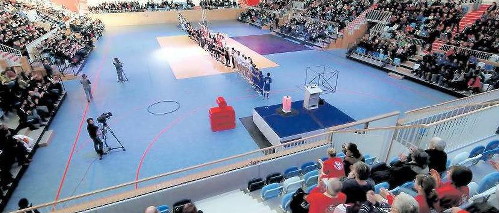 Zehn Prozent. Wer zahlungskräftiges Publikum in die MBS-Arena – hier ein Bild von der Eröffnung der Halle am 18. Januar – lockt, soll künftig einen Teil der Einnahmen abgeben. In erster Linie betrifft das den VfL und den SC Potsdam.