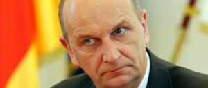Innenminister Dietmar Woidke (SPD) hält an den allen Staatsschützern fest.