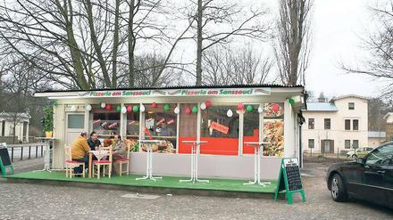 Kulinarische Insel: Die „Pizzeria am Sanssouci“, rechts dahinter die Hesse-Villa, links das Portal zum Park Sanssouci.