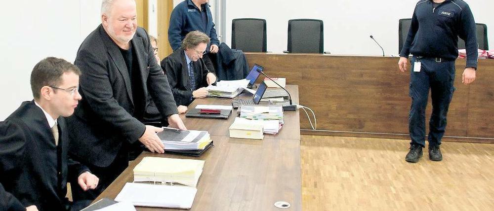 Hilpert gestern im Kreise seiner Anwälte – und Bewacher. Für den schillernden Hotelier läuft der Prozess bislang nicht schlecht.