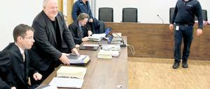 Hilpert gestern im Kreise seiner Anwälte – und Bewacher. Für den schillernden Hotelier läuft der Prozess bislang nicht schlecht.