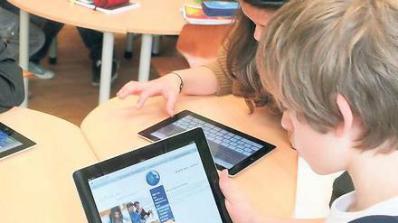 IPad statt Schulbuch. Diese Siebtklässler nutzen den Stand der Technik.