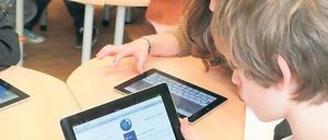 IPad statt Schulbuch. Diese Siebtklässler nutzen den Stand der Technik.