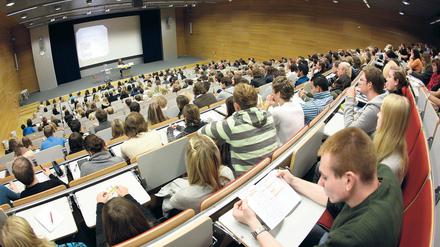 Sparen an den Köpfen. Auf Brandenburgs Hochschulen kommen in den nächsten Jahren entgegen früherer Ankündigungen offenbar doch neue Sparrunden zu – mit Folgen für das Personal und die Zahl der Studierenden.