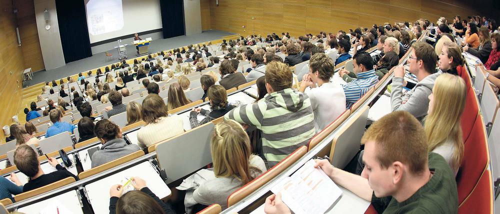 Sparen an den Köpfen. Auf Brandenburgs Hochschulen kommen in den nächsten Jahren entgegen früherer Ankündigungen offenbar doch neue Sparrunden zu – mit Folgen für das Personal und die Zahl der Studierenden.